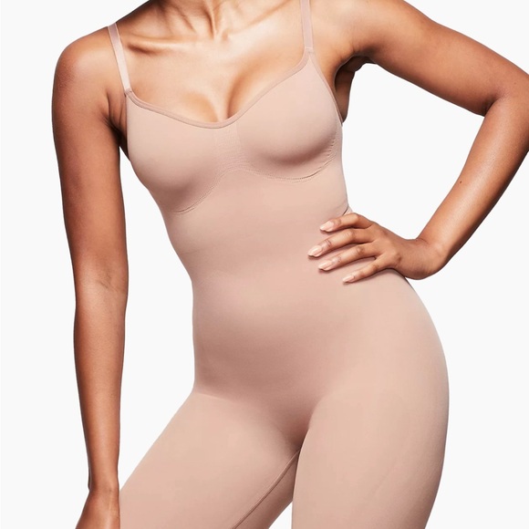 SKIMS sculpting mid thigh bodysuit S/M Sienna Brand New - Picture 1 of 4